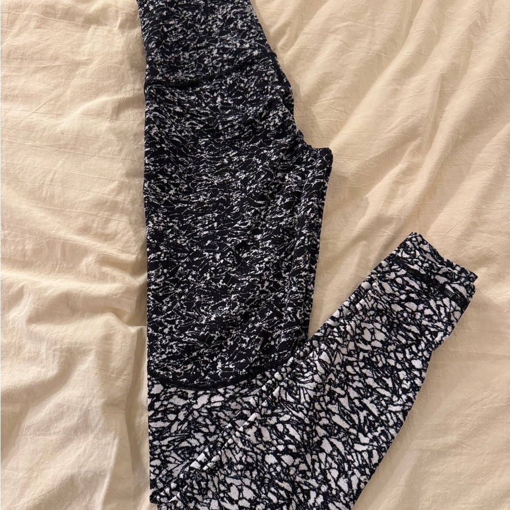 Lululemon Black and White Patterned Leggings in Size 6